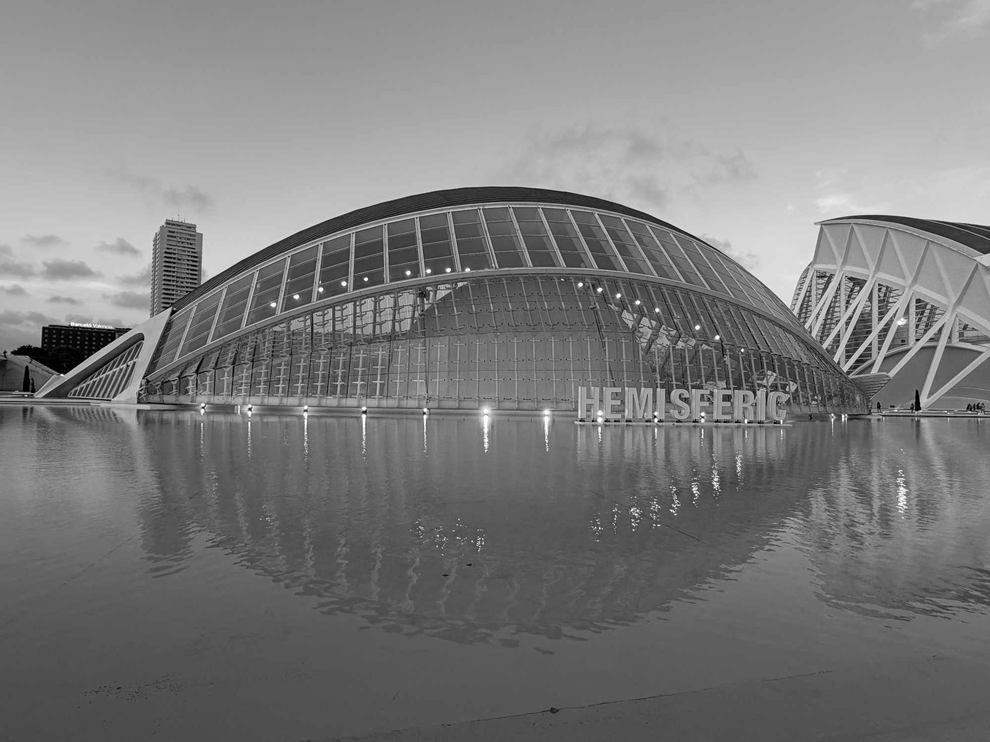 L'Hemisfèric reflejado en el estanque, Valencia